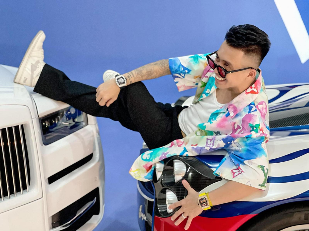 Có vẻ như vận đen Pagani Huayra lại đeo bám Minh Nhựa khi đăng ký biển số cho Rolls-Royce Cullinan