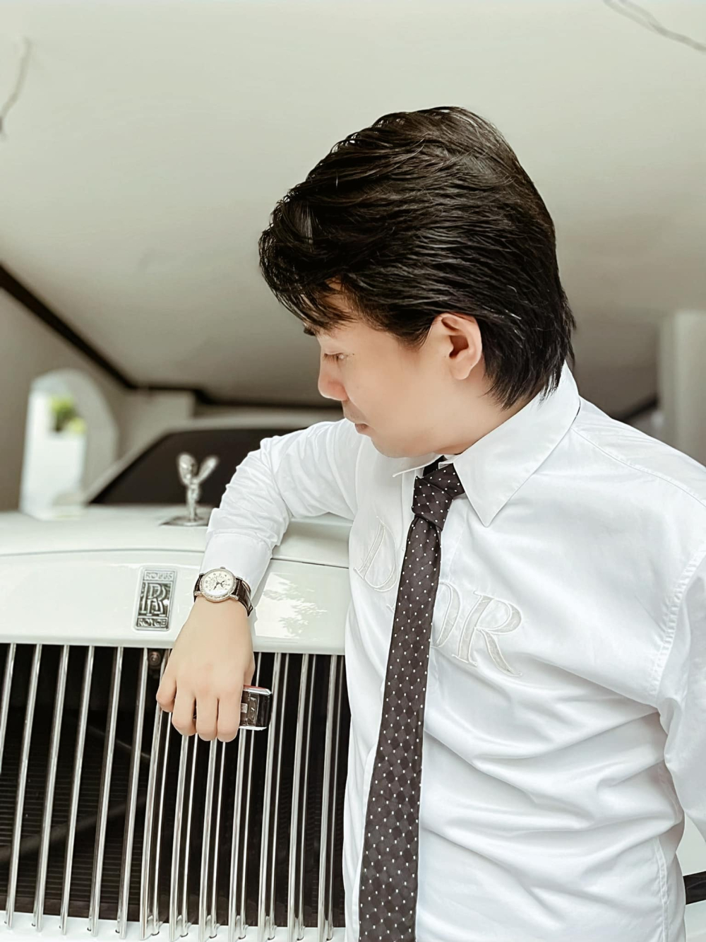 Thời gian thì đã trôi qua hơn 1 năm nhưng mãi xe Rolls-Royce Cullinan vẫn chưa có biển khiến chủ xe cũng như người hâm mộ nóng lòng