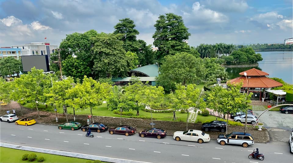 To&agrave;n bộ d&agrave;n xe của đại gia n&agrave;y đều được mạ v&agrave;ng, trong ảnh l&agrave; Porsche Panamera m&agrave;u xanh, Mercedes-Benz S-Class, Bentley Continental Flying Spur, Porsche Panamera, Rolls-Royce Phantom v&agrave; Range Rover