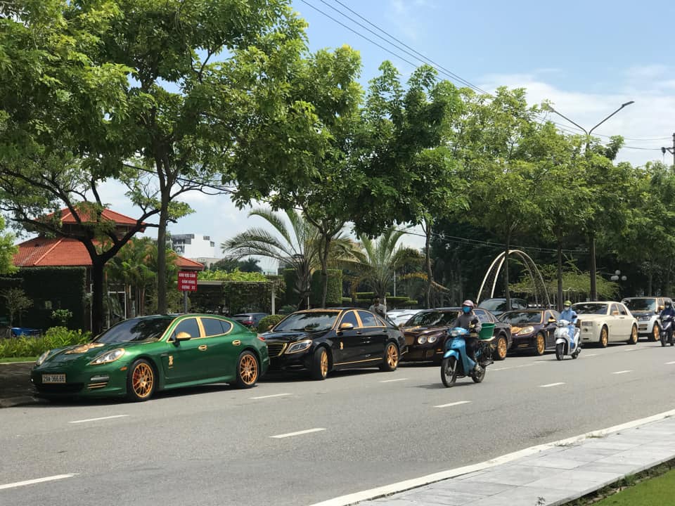 D&agrave;n xe của đại gia bu&ocirc;n lợn ở Hải Dương tr&ecirc;n đường phố