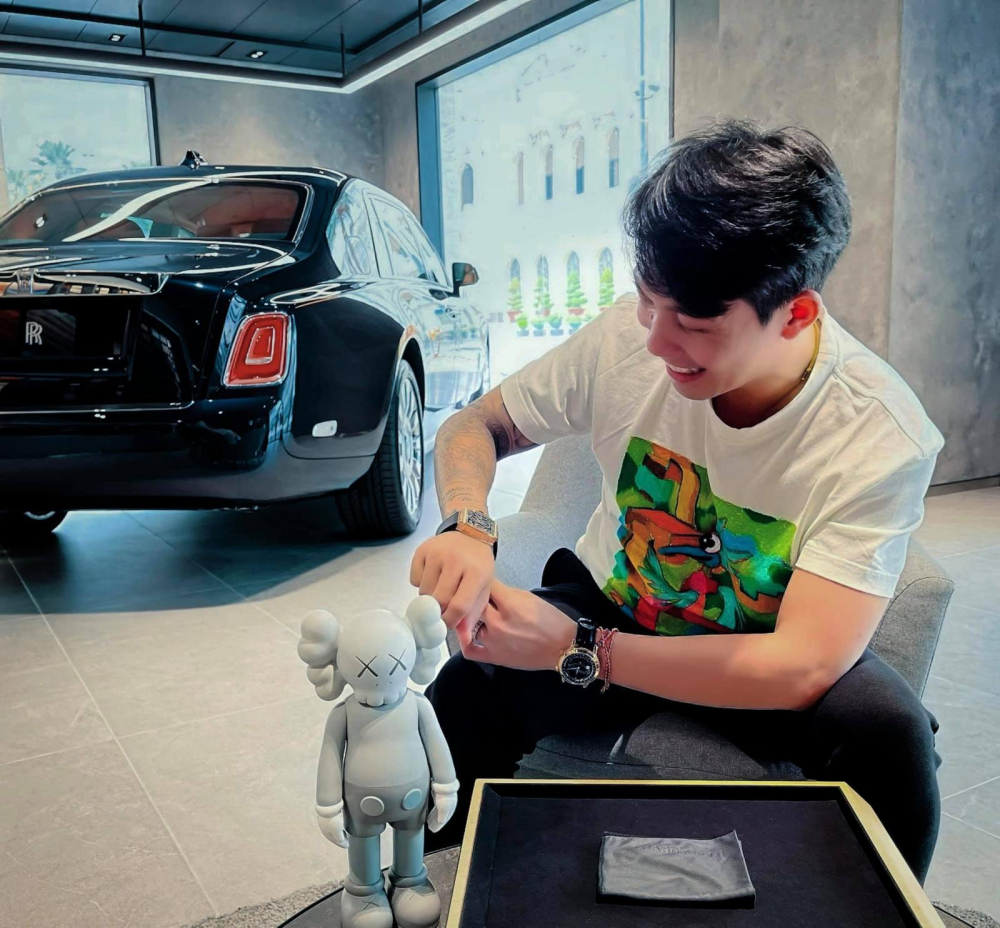 Minh Nhựa tại showroom xe Rolls-Royce chính hãng mới đây