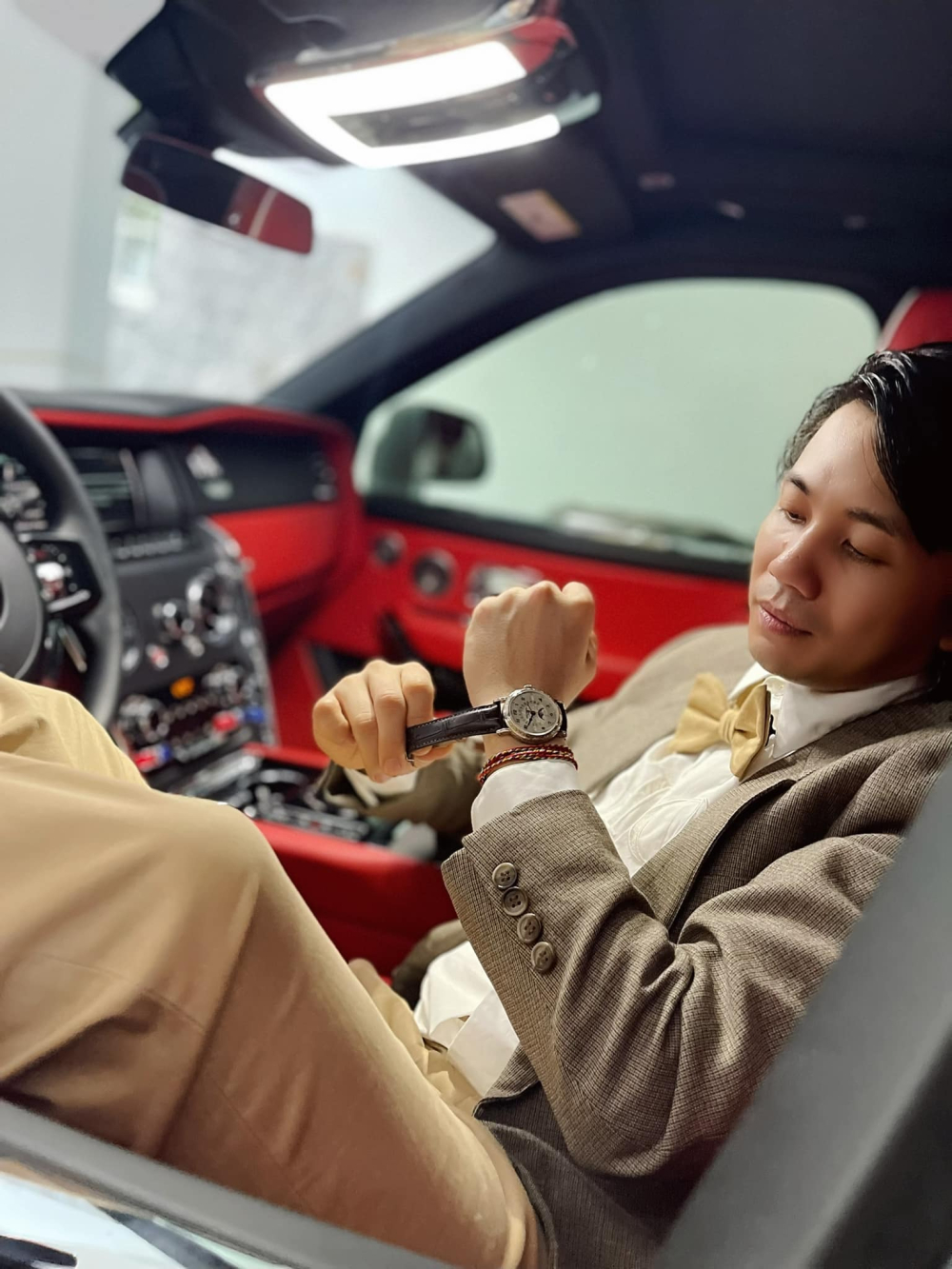 Tin đồn trên mạng cho rằng xe của Minh Nhựa trục trặc về giấy tờ nên không thể ra biển