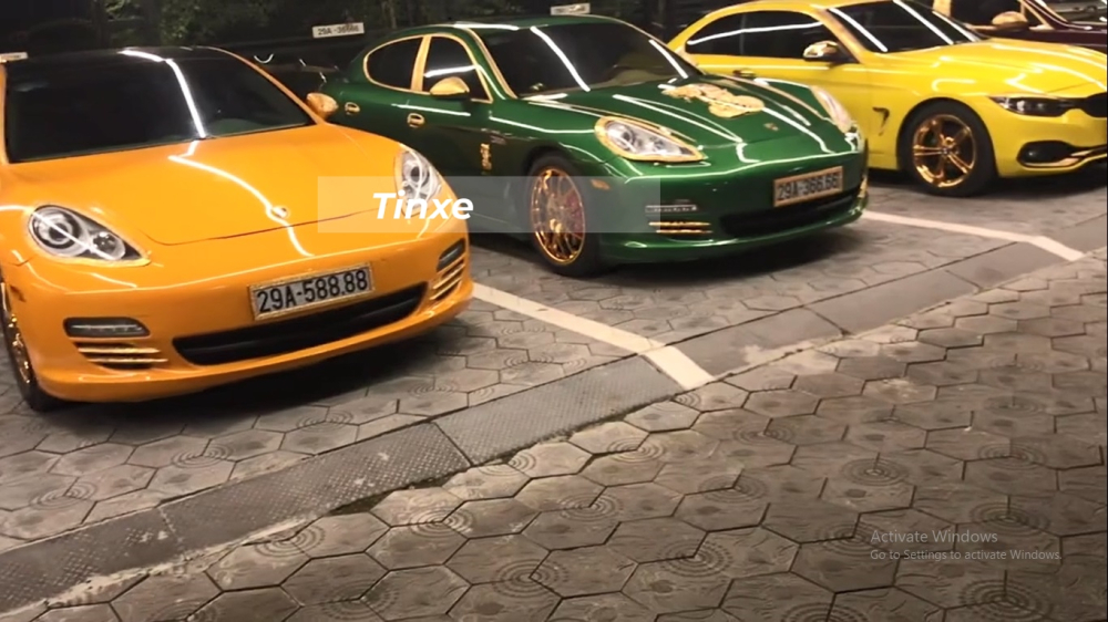 Chiếc Porsche Panamera mang biển tứ qu&yacute; 8 v&agrave; chiếc kh&aacute;c mang biển tứ qu&yacute; 6