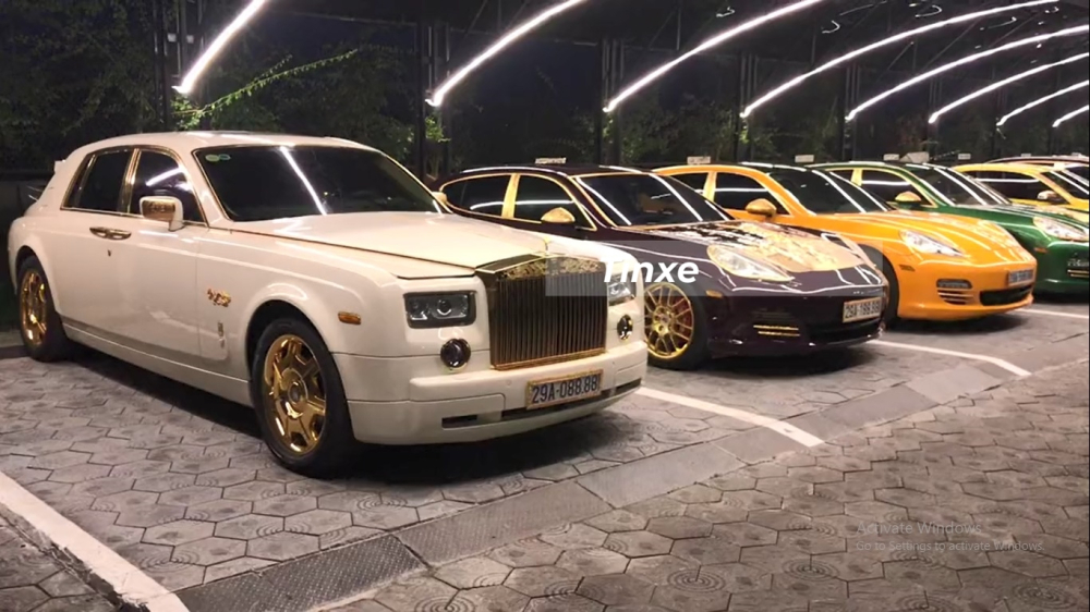 Bộ 3 xe biển tứ qu&yacute; 8 v&agrave; mạ v&agrave;ng đỗ cạnh nhau, từ tr&aacute;i sang l&agrave; Rolls-Royce Phantom c&ugrave;ng 2 chiếc xe Porsche Panamera