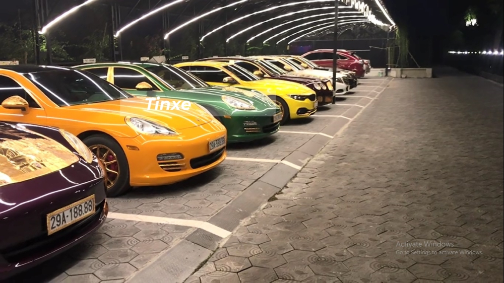 Garage n&agrave;y c&ograve;n c&oacute; 1 chiếc xe Porsche Panamera m&agrave;u xanh, BMW, Bentley Continental Flying Spur, cặp đ&ocirc;i Mercedes-Benz S-Class