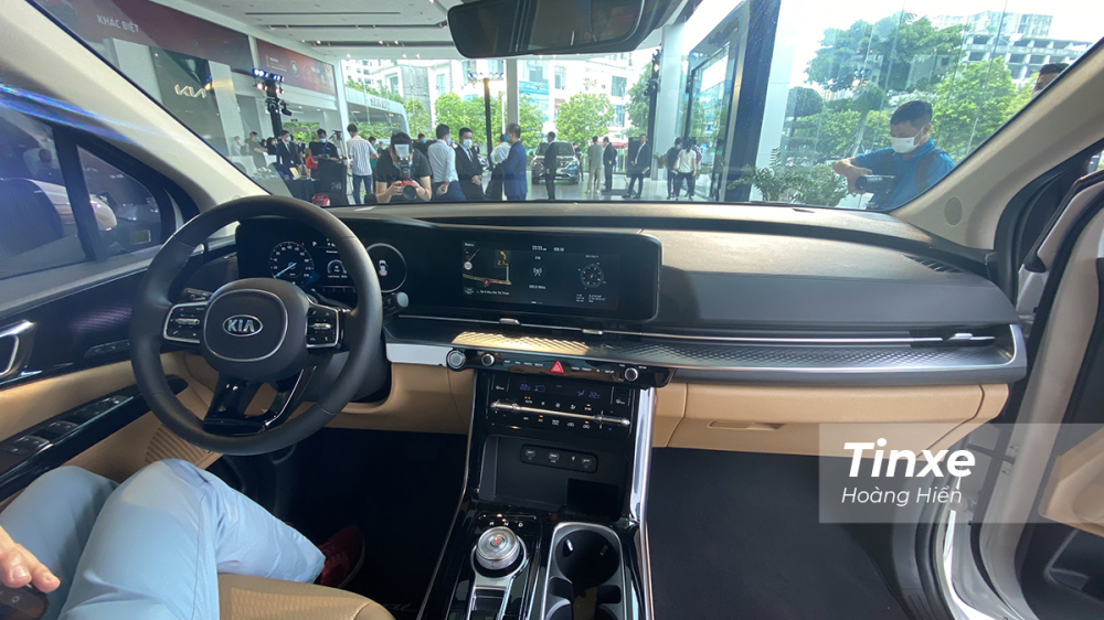 Khoang lái xe hiện đại và tiện nghi với thiết kế mới của KIA Carnival. Khoang lái xe hiện đại và tiện nghi với thiết kế mới của KIA Carnival.