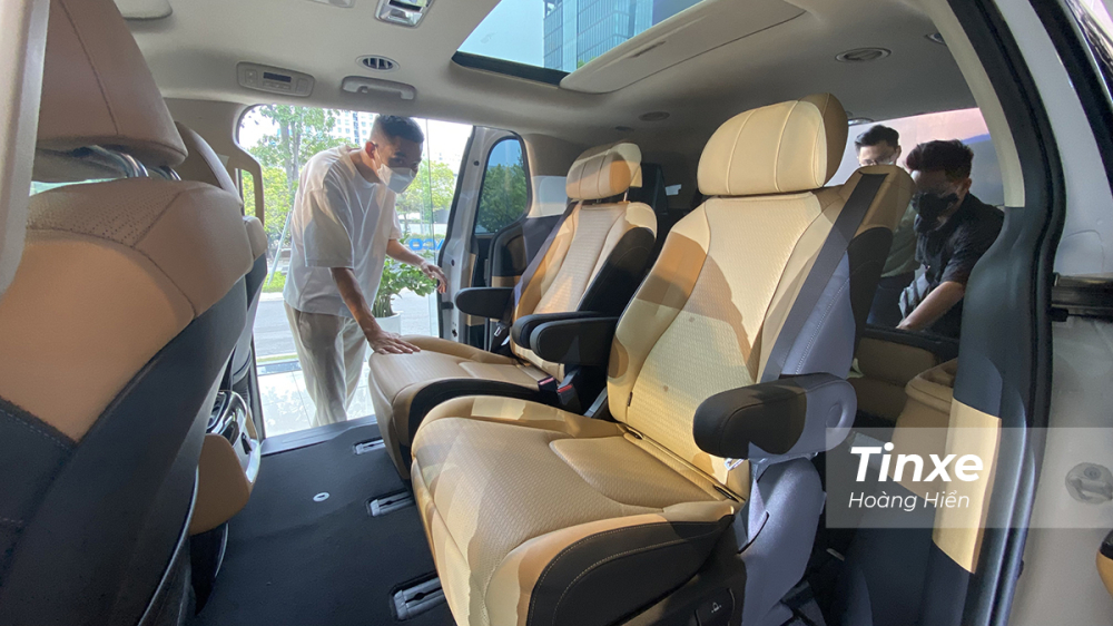 Nhờ chiều dài cơ sở lên tới 3.090 mm mà KIA Carnival có không gian nội thất rộng rãi, thoải mái. Nhờ chiều dài cơ sở lên tới 3.090 mm mà KIA Carnival có không gian nội thất rộng rãi, thoải mái.