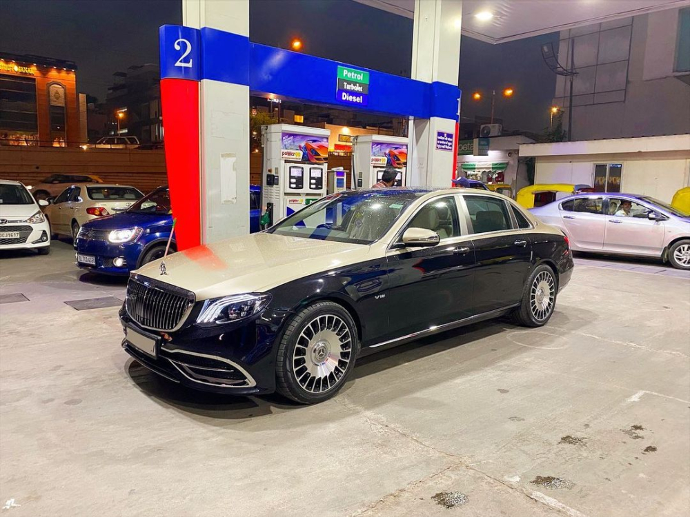 Mercedes-Benz E-Class L độ Mercedes-Maybach S-Class xuất hiện tại c&acirc;y xăng ở Ấn Độ