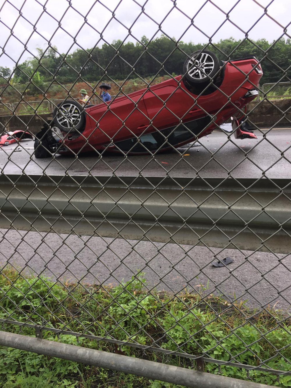 Chiếc ô tô Kia Cerato lật ngửa giữa cao tốc Nội Bài - Lào Cai
