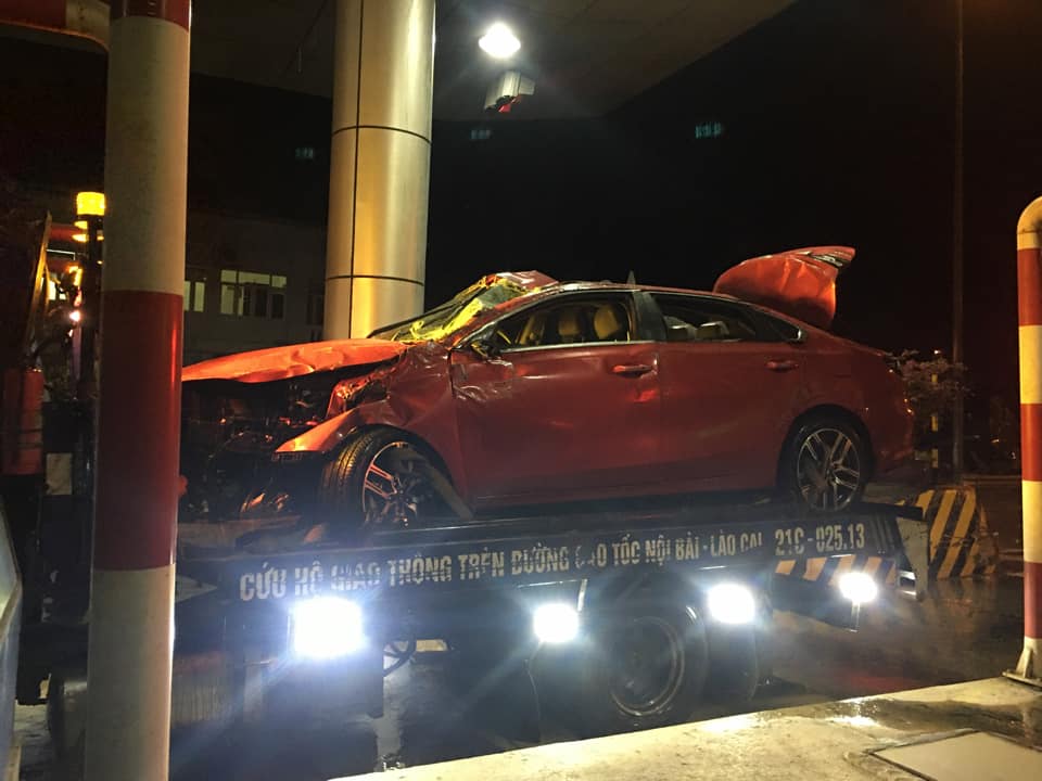 Chiếc ô tô Kia Cerato được xe cứu hộ đưa đi khỏi hiện trường