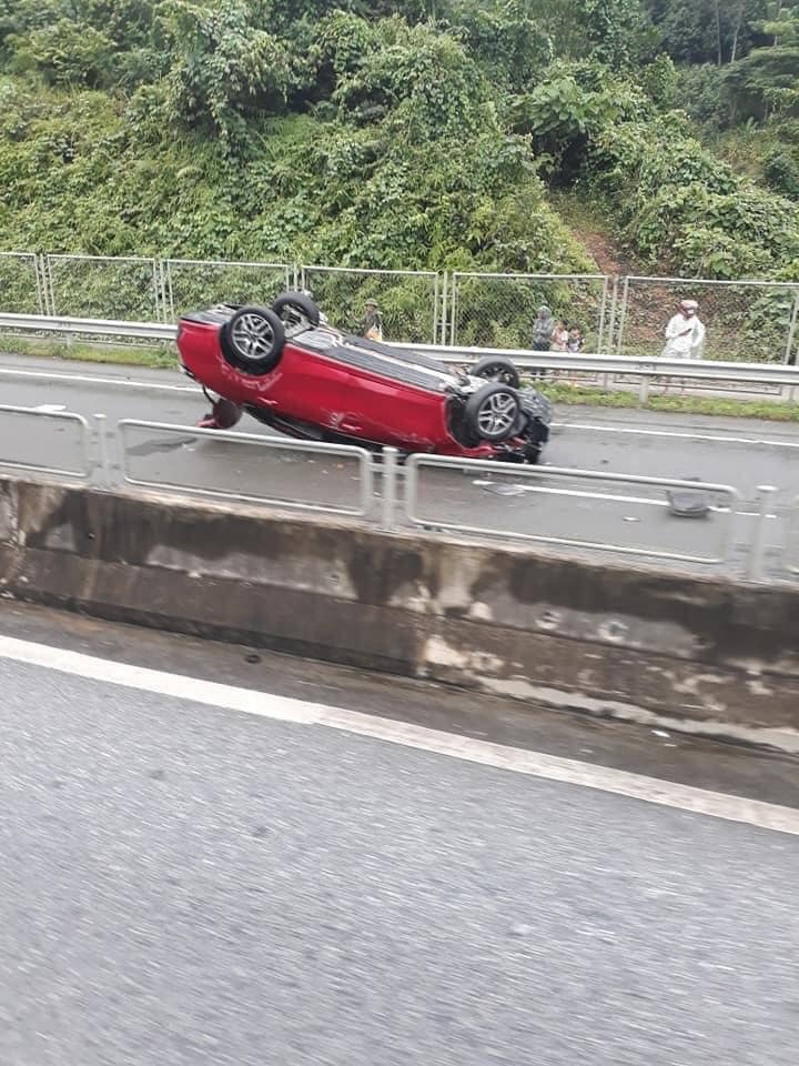 Tài xế điều khiển chiếc Kia Cerato chỉ bị thương nhẹ sau vụ tai nạn