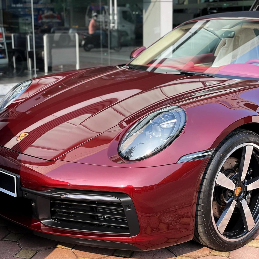 Xe mang ngoại thất màu đỏ Cherry Metallic