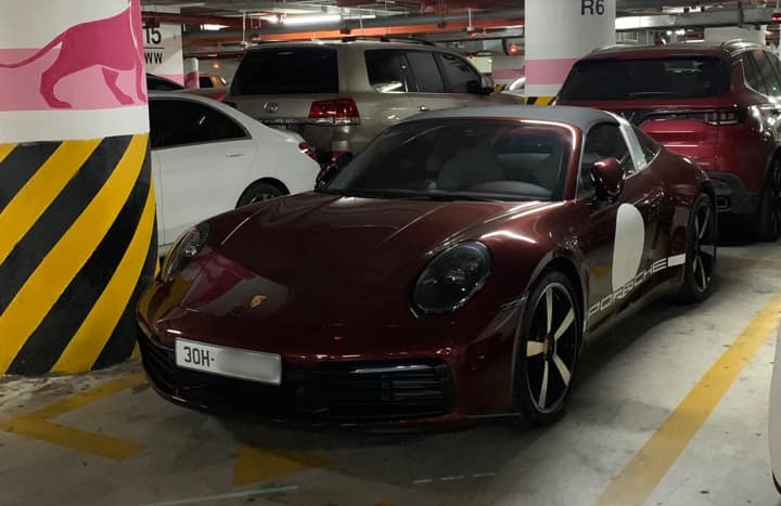 Đây hiện là chiếc xe Porsche 911 Targa 4S Heritage Design duy nhất ở Hà Nội