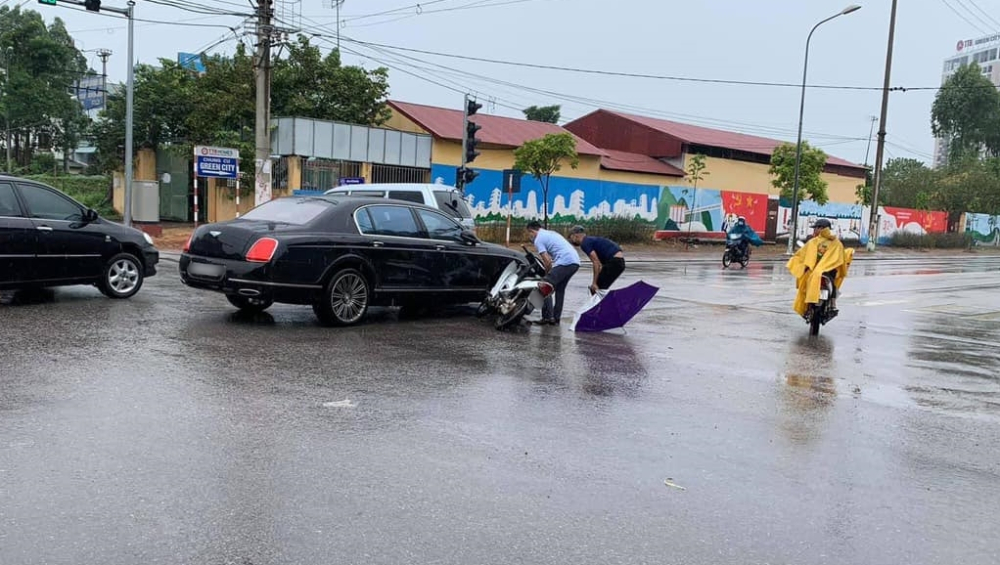 Va chạm với xe Bentley, cư dân mạng hóng cái kết dành cho 2 người chạy xe máy