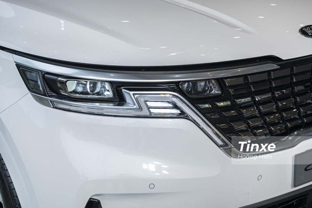 Thiết kế mới của đèn chiếu sáng trên KIA Carnival tạo cảm giác hiện đại. Thiết kế mới của đèn chiếu sáng trên KIA Carnival tạo cảm giác hiện đại.