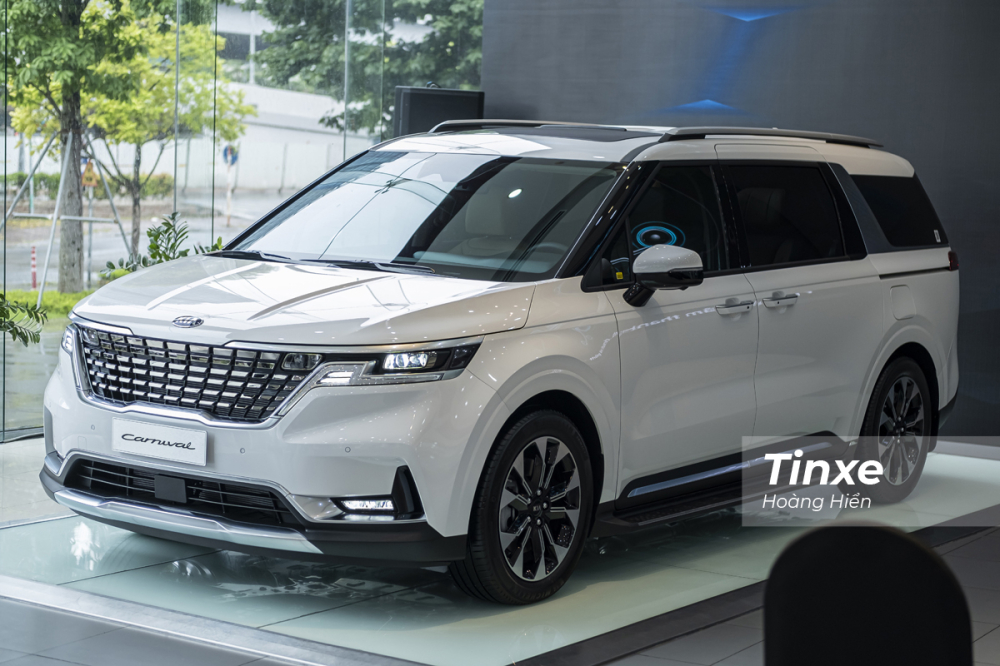 Nhờ kích thước lớn hơn cùng với những đường nét thiết kế mới khiến KIA Carnival khoẻ khoắn, sắc sảo và hiện đại hơn so với KIA Sedona trước đây. Nhờ kích thước lớn hơn cùng với những đường nét thiết kế mới khiến KIA Carnival khoẻ khoắn, sắc sảo và hiện đại hơn so với KIA Sedona trước đây.