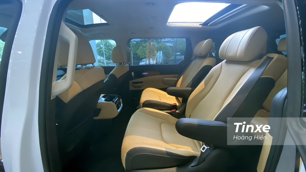 Điểm nổi bật nhất của KIA Carnival chính là hàng ghế 2 rộng rãi thoải mái. Điểm nổi bật nhất của KIA Carnival chính là hàng ghế 2 rộng rãi thoải mái.