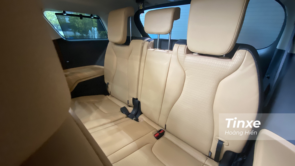 Hàng ghế thứ 3 trên KIA Carnival không thực sự rộng rãi. Hàng ghế thứ 3 trên KIA Carnival không thực sự rộng rãi.
