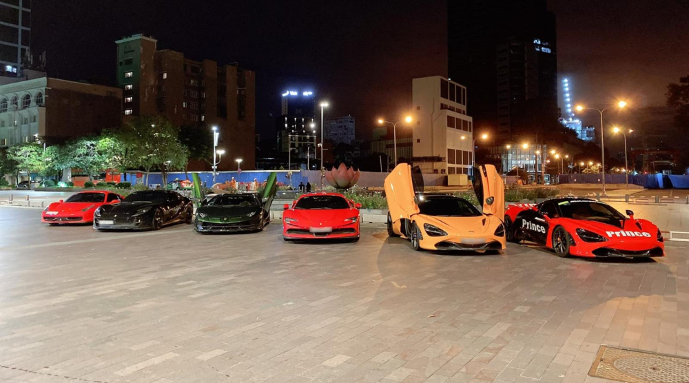 Từ phải sang tr&aacute;i l&agrave; McLaren 720S Coupe, McLaren 720S Spider, Ferrari SF90 Stradale, Lamborghini Aventador SVJ, Ferrari 812 Superfast v&agrave; Ferrari 458 Italia