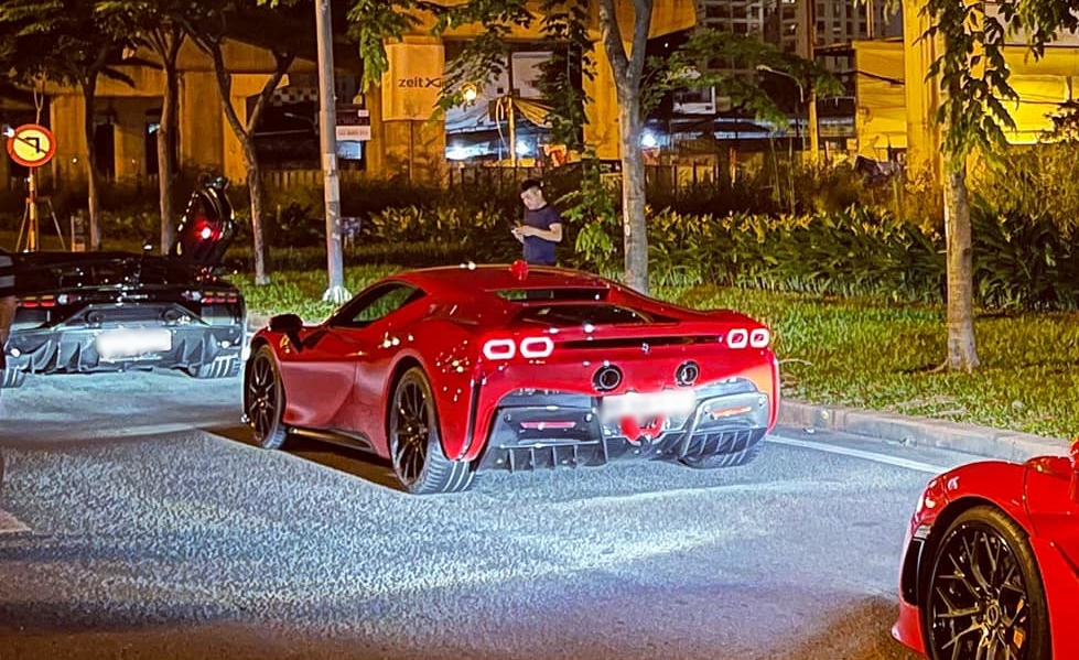 Chiếc si&ecirc;u xe Ferrari SF90 Stradale m&agrave;u đỏ đẹp mắt, đỗ ph&iacute;a tr&ecirc;n l&agrave; Lamborghini Aventador SVJ