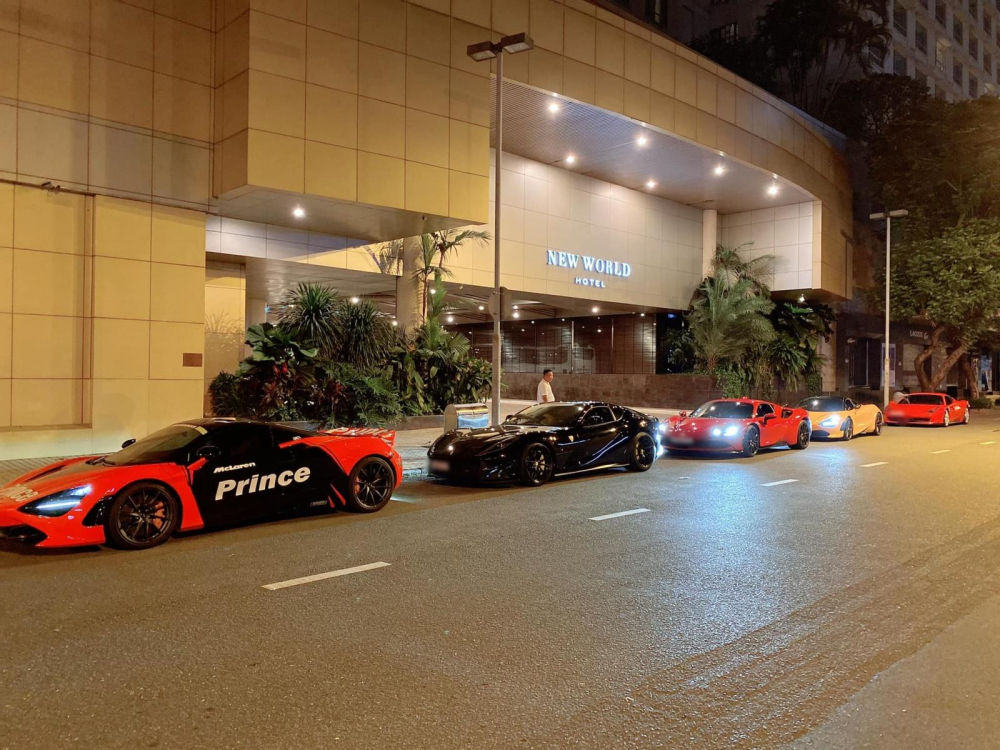 D&agrave;n si&ecirc;u xe của nh&oacute;m chơi xe S&agrave;i th&agrave;nh xếp h&agrave;ng d&agrave;i tr&ecirc;n đường Phạm Hồng Th&aacute;i, quận 1