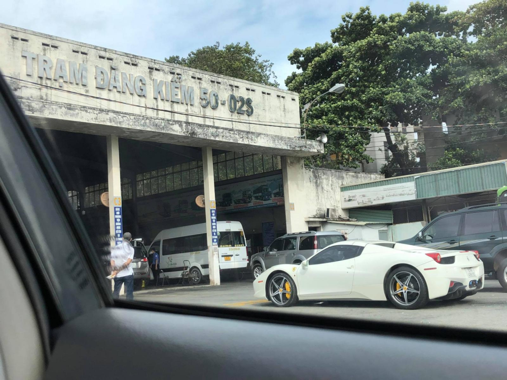 Chiếc xe Ferrari 458 Spider khi xuất hiện đ&atilde; thu h&uacute;t kh&ocirc;ng &iacute;t chủ xe &ocirc; t&ocirc; đi đăng kiểm