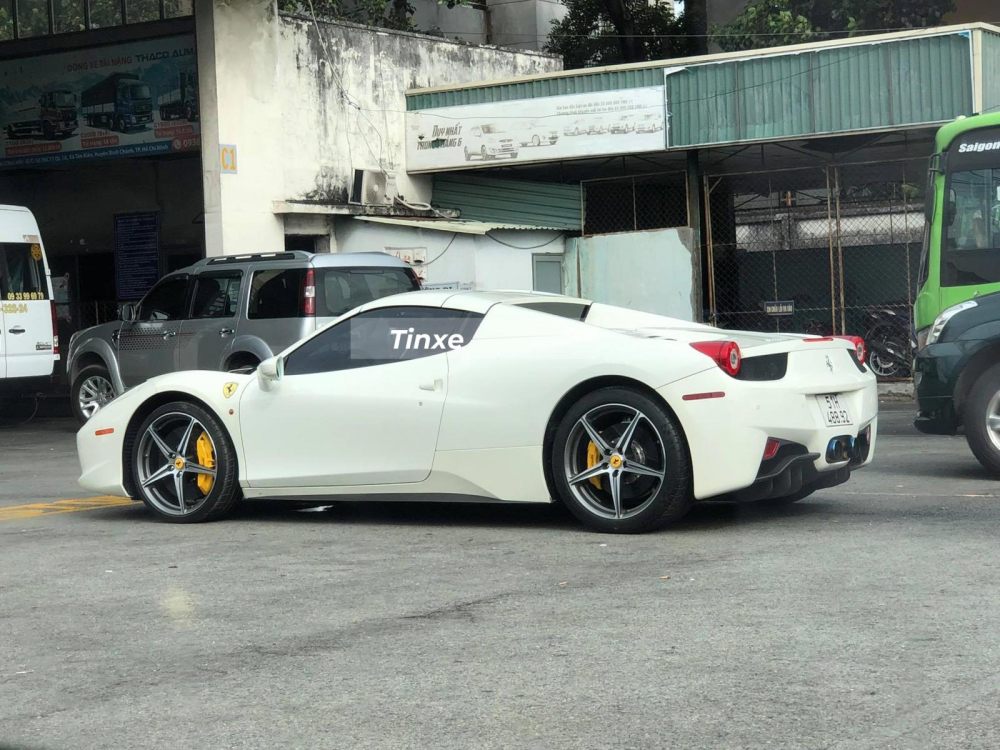 Đ&acirc;y l&agrave; 1 trong 2 chiếc si&ecirc;u xe mui trần Ferrari 458 Spider được nhập về Việt Nam