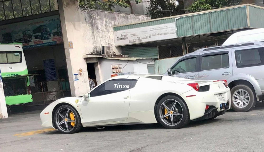 Chiếc xe Ferrari 458 Spider n&agrave;y được n&acirc;ng cấp ống xả titanium của IPE 