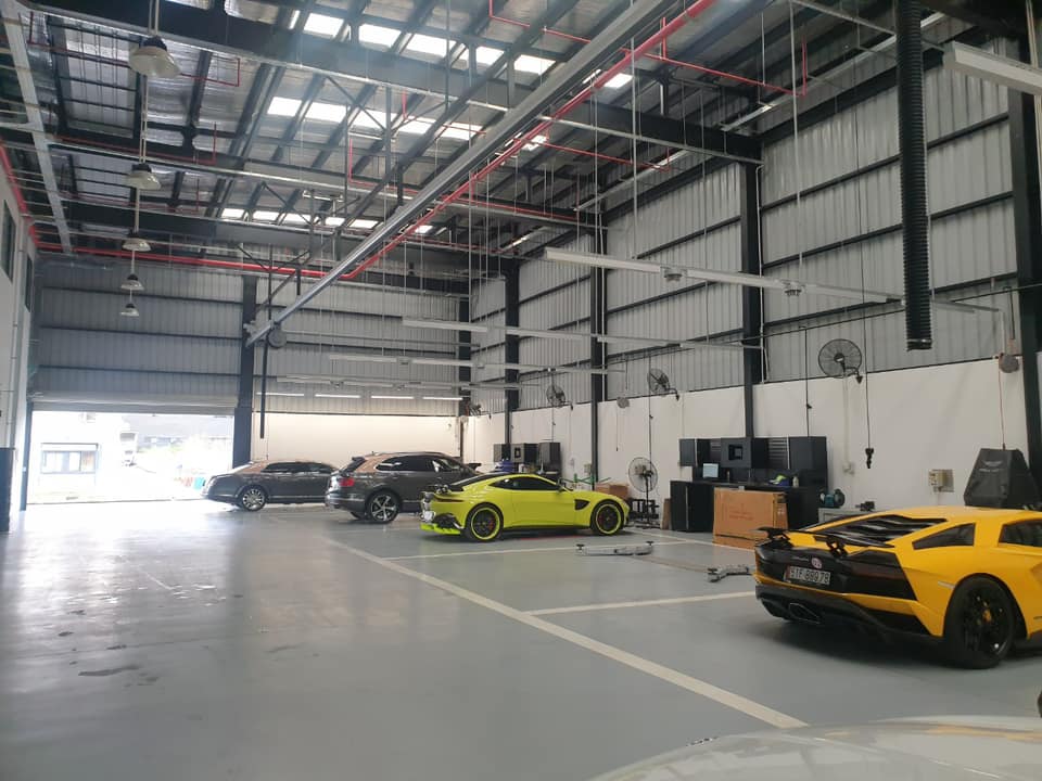 2 chiếc xe của thương hiệu Bentley l&agrave; Mulsanne v&agrave; Bentayga V8 c&oacute; m&agrave;u sơn giống hệt nhau, kế đến l&agrave; Aston Martin V8 Vantage v&agrave; Lamborghini Aventador S