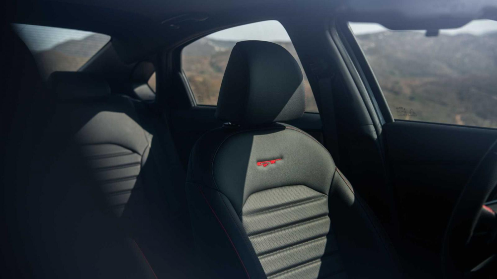 Logo GT tr&ecirc;n ghế của Kia Forte 2022 bản GT