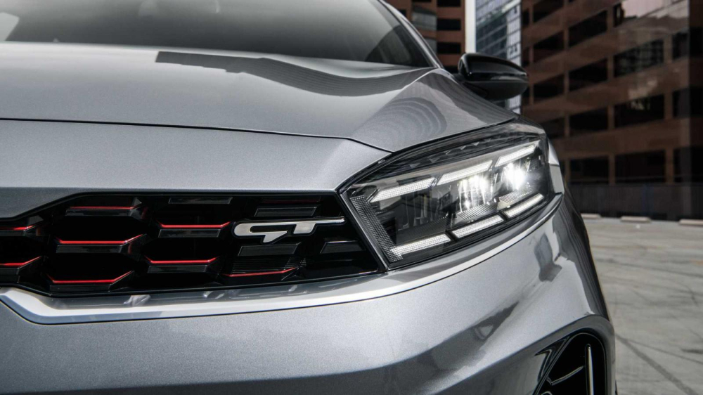 Logo GT tr&ecirc;n lưới tản nhiệt của Kia Forte GT 2022