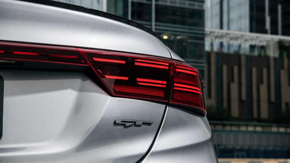 Đ&egrave;n hậu của Kia Forte 2022 c&oacute; thiết kế giống với dải đ&egrave;n LED định vị ban ng&agrave;y