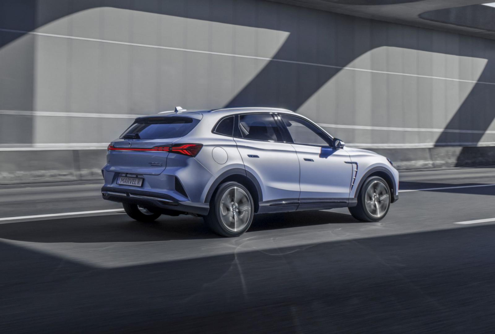 MG Marvel R Electric 2022 nhìn từ đằng sau