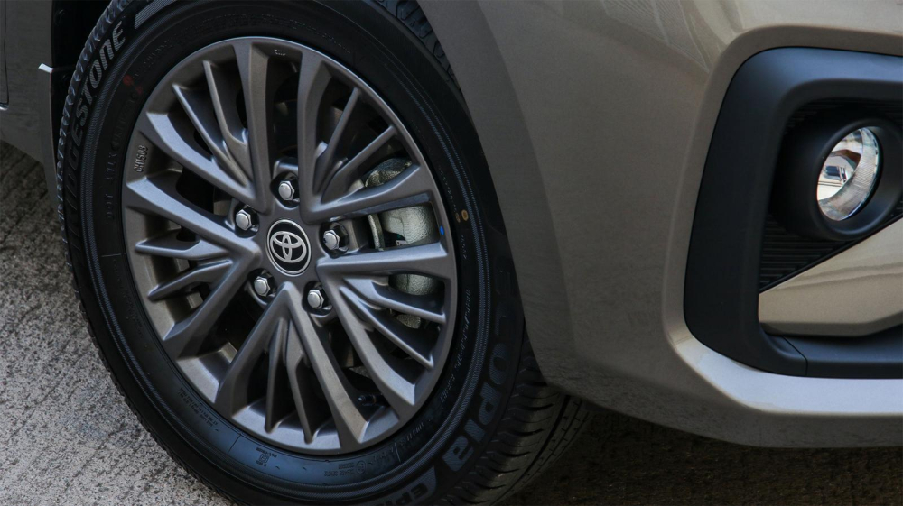 V&agrave;nh hợp kim của Toyota Rumion 2021 bản TX
