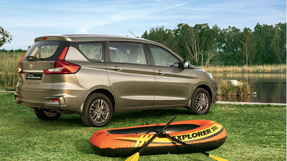 Rumion 2021 l&agrave; mẫu xe Toyota thứ ba ra đời dựa tr&ecirc;n &ocirc; t&ocirc; Suzuki, sau Glanza v&agrave; Urban Cruiser