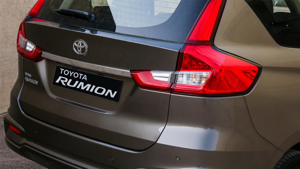 Đ&egrave;n hậu của Toyota Rumion 2021 được b&ecirc; nguy&ecirc;n từ Suzuki Ertiga sang
