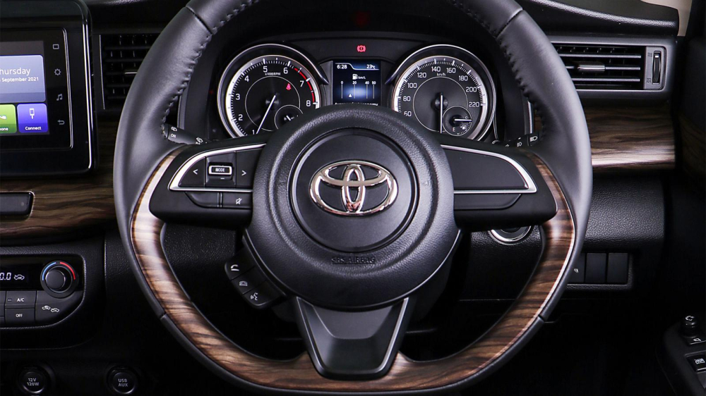 V&ocirc; lăng của Toyota Rumion 2021 bản TX được ốp giả gỗ