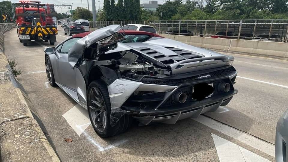 C&ograve;n đ&acirc;y hư hỏng của si&ecirc;u xe Lamborghini khi bị xe b&aacute;n tải t&ocirc;ng tr&uacute;ng