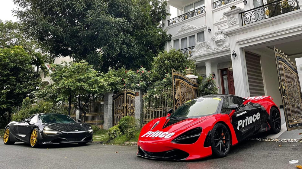 Chiếc siêu xe McLaren 720S này có 2 màu là đỏ-đen, đỗ cạnh xe còn có McLaren 720S Spider màu đen