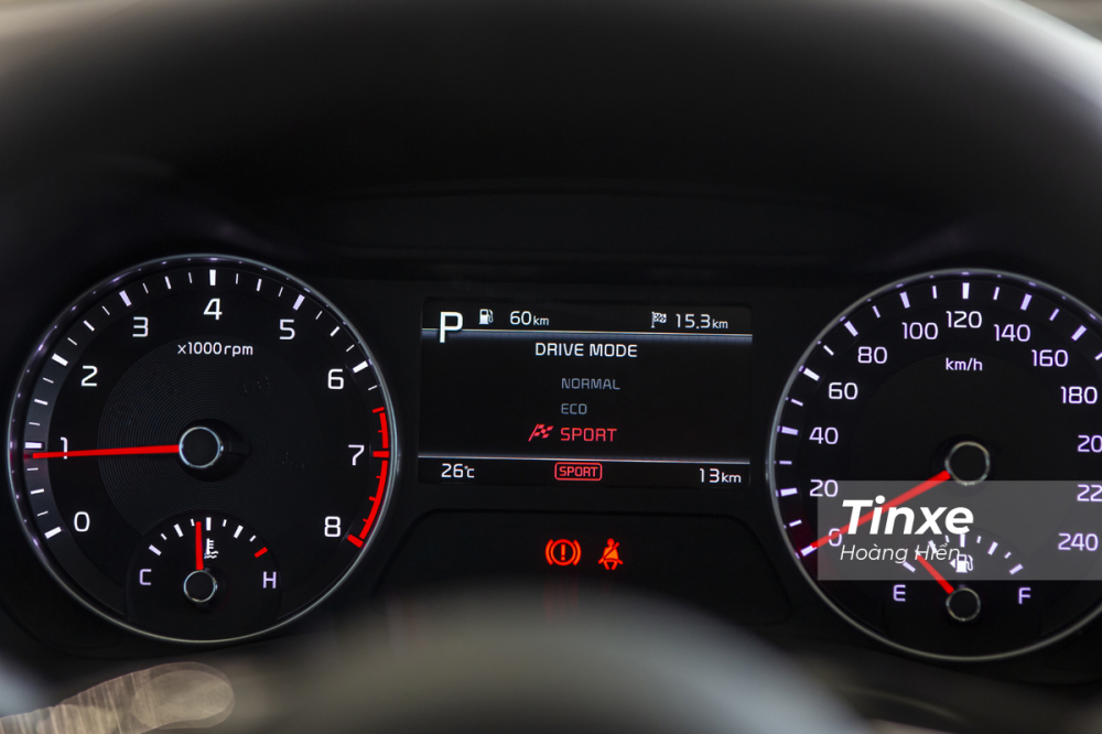 Ph&iacute;a sau vẫn l&agrave; m&agrave;n h&igrave;nh kết hợp giữa đồng hồ cơ v&agrave; m&agrave;n h&igrave;nh LCD