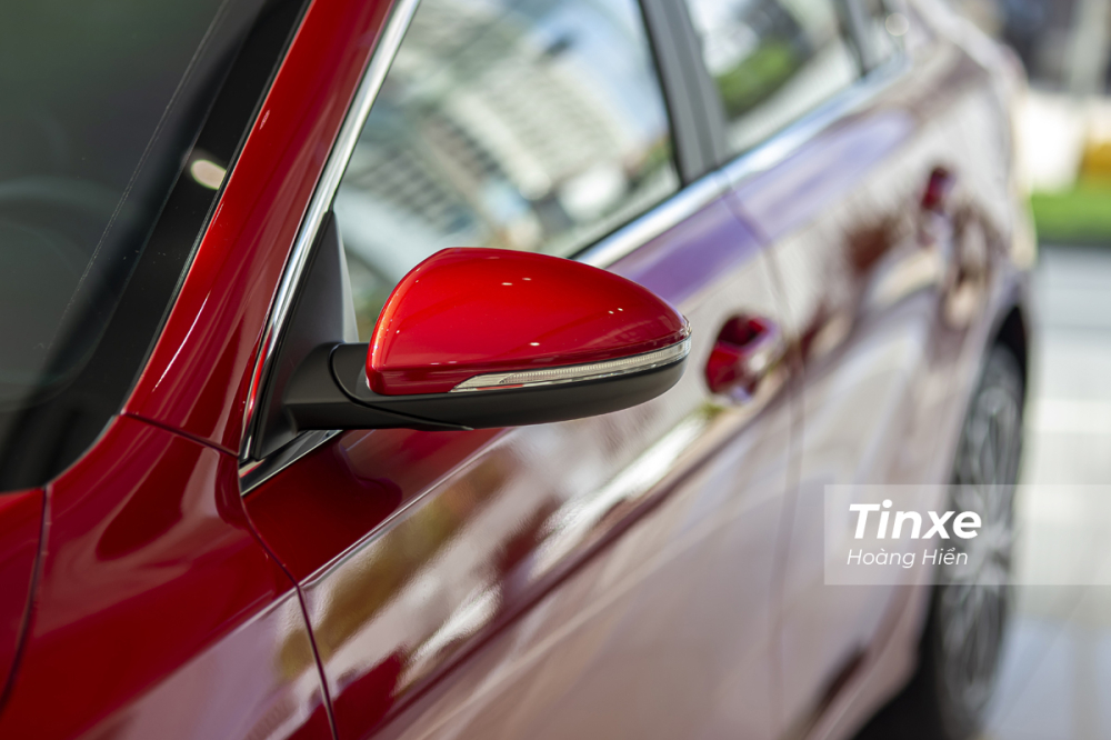 Gương chiếu hậu của KIA K3 mới vẫn được đặt tại cột A chứ kh&ocirc;ng được chuyển xuống c&aacute;nh cửa như nhiều mẫu xe kh&aacute;c hiện nay.