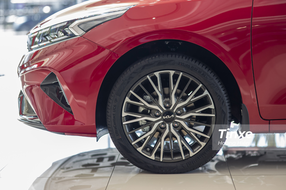 KIA K3 mới vẫn được trang bị v&agrave;nh hợp kim 17 inch c&ugrave;ng lốp c&oacute; k&iacute;ch thước 225/45-R17.