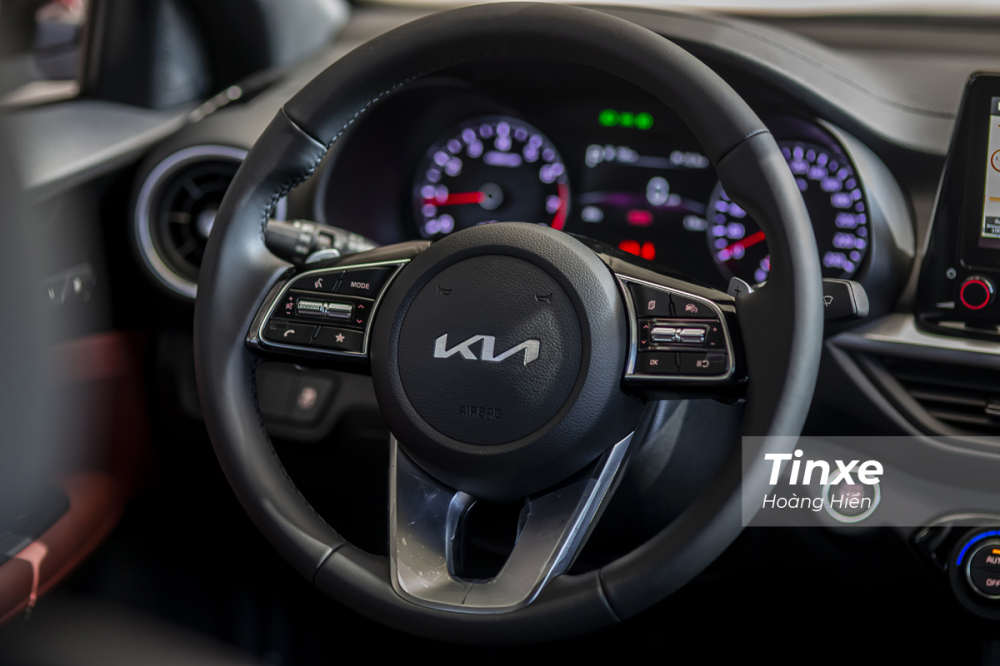 V&ocirc;-lăng của KIA K3 mới vẫn l&agrave; dạng 3 chấu thể thao v&agrave; t&iacute;ch hợp c&aacute;c n&uacute;t bấm điều khiển.