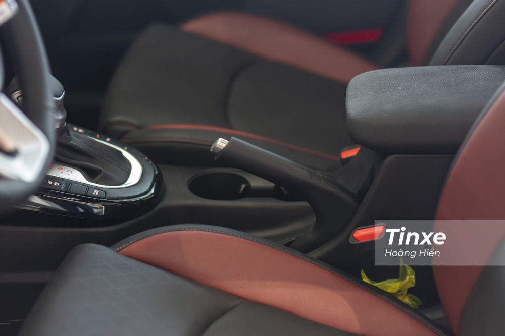 KIA K3 mới vẫn chỉ c&oacute; phanh tay cơ chứ chưa được n&acirc;ng cấp l&ecirc;n phanh tay điện tử.