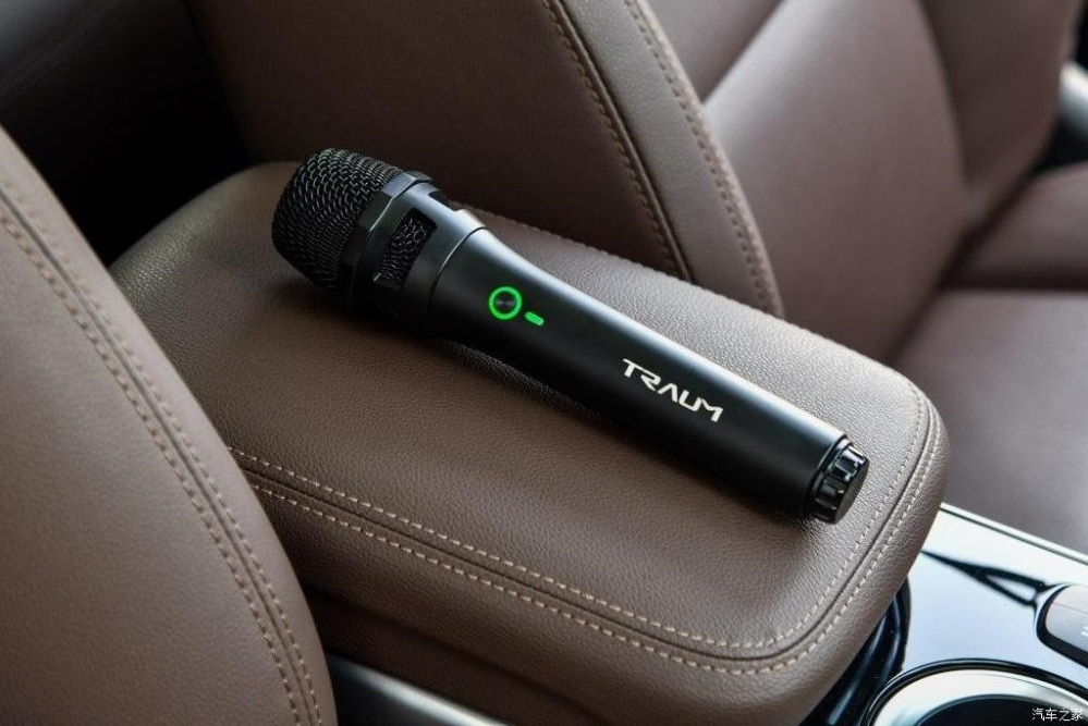 Traum Meet 3 c&ograve;n đi k&egrave;m micro để người d&ugrave;ng ca h&aacute;t tr&ecirc;n xe