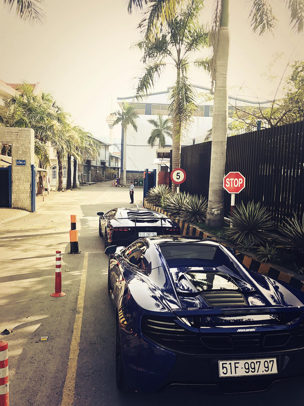 Sau đó Minh Nhựa còn mua chiếc siêu xe McLaren 650S Spider khác chỉ để trùng màu với xe Lamborghini Aventador SV