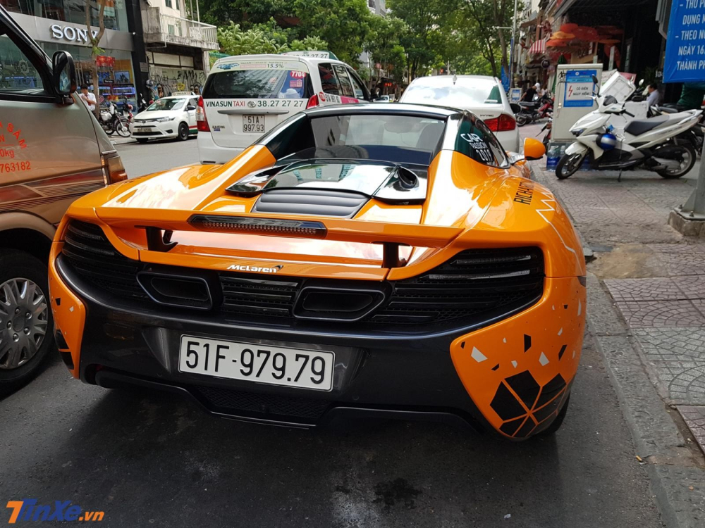 Đây là chiếc xe McLaren 650S Spider đầu tiên về Việt Nam của Minh Nhựa cùng người vợ đầu tiên là 1 nữ doanh nhân