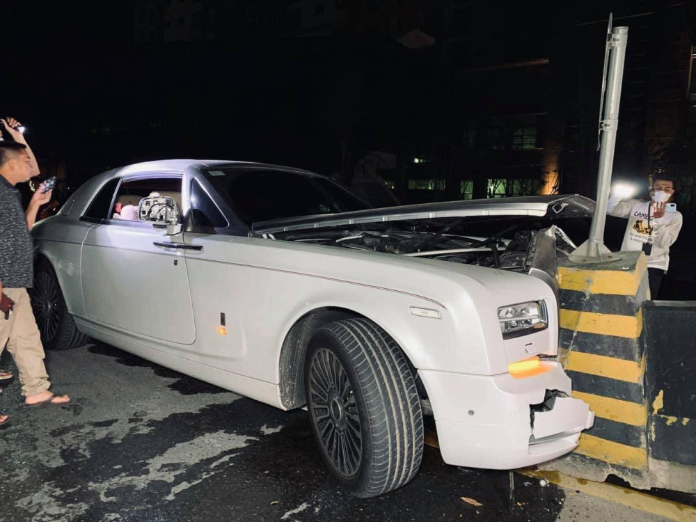 Lái xe say rượu tông Rolls-Royce Phantom Coupe mang biển số Mr.Idol vào dải phân cách