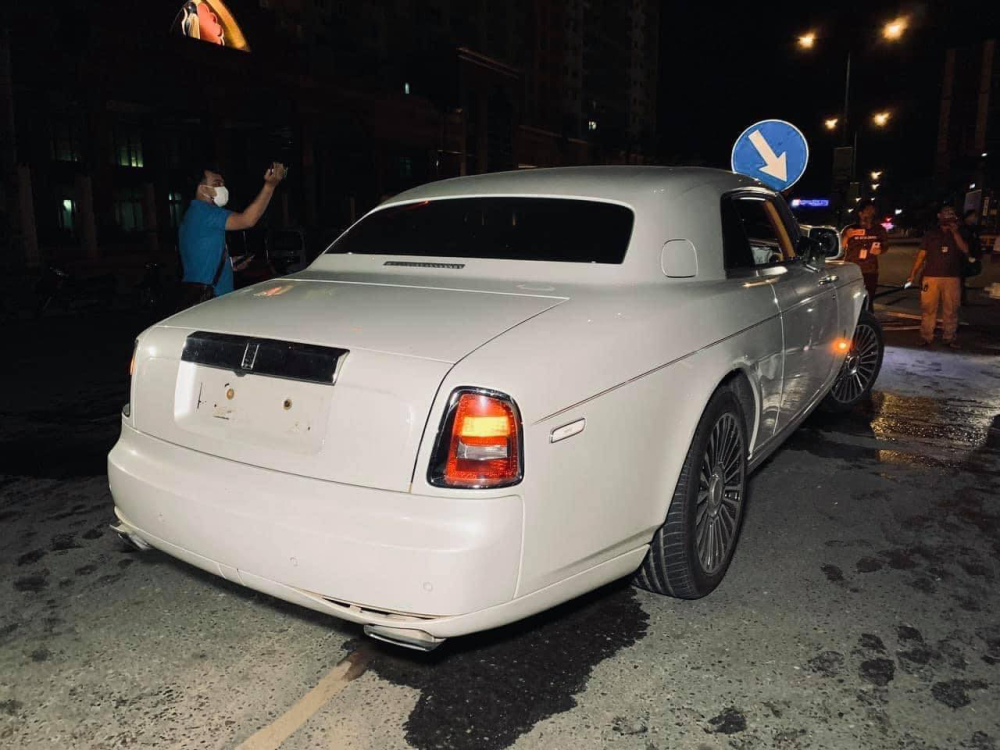 Tài xế điều khiển xe Rolls-Royce Phantom Coupe được cho say rượu, sau vụ việc đã tháo biển số
