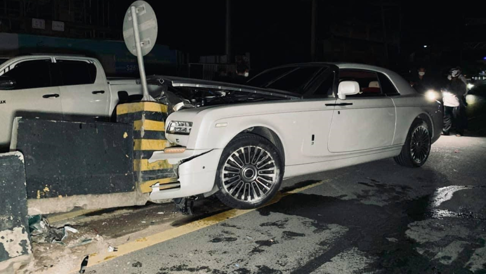 Hiện trường vụ tai nạn cho thấy chiếc xe Rolls-Royce Phantom Coupe hư hỏng nặng đầu xe